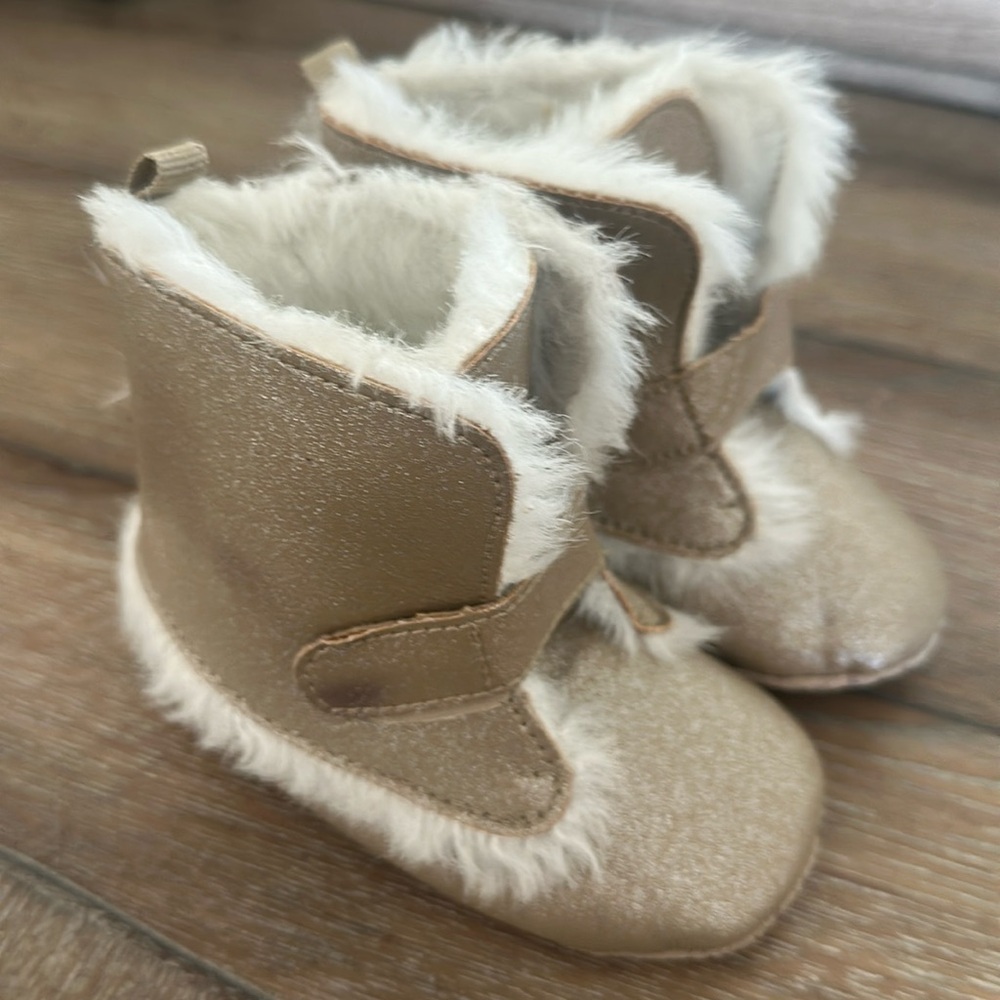 OLD NAVY Baby Girl Gold sparkly Boots w white Faux Fur size 18-24 Months